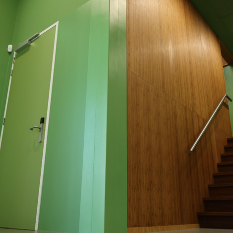 Kunststof hoekbeschermer bij trappenhuis