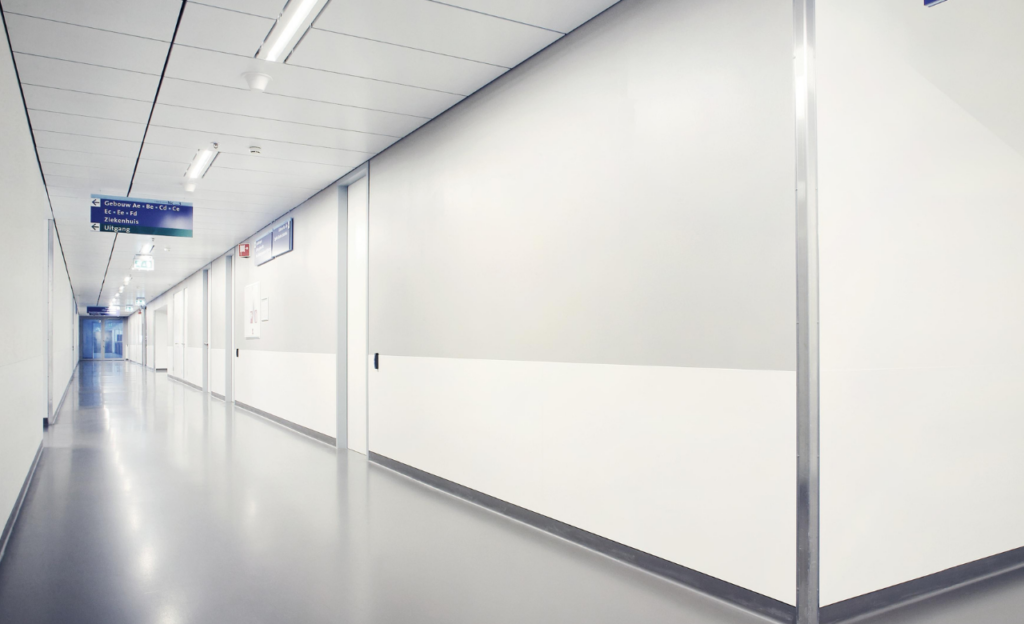 Bacteriedodende muurbescherming in de gangen van het Erasmus ziekenhuis.
