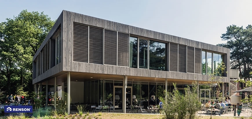 Storax Loggiawood Paro zonwering voor hostel en educatiecentrum Stayokay te Bergen op Zoom