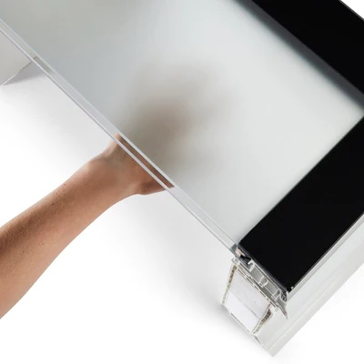 Hand onder opaal glas