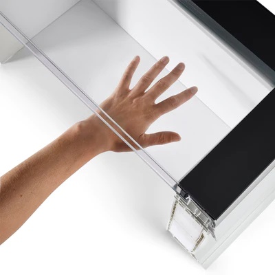 Hand onder helder glas