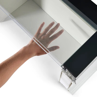 Hand onder doorschijnend glas dat de warmte tegenhoudt