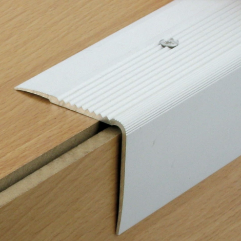 trapneus aluminium geribbeld